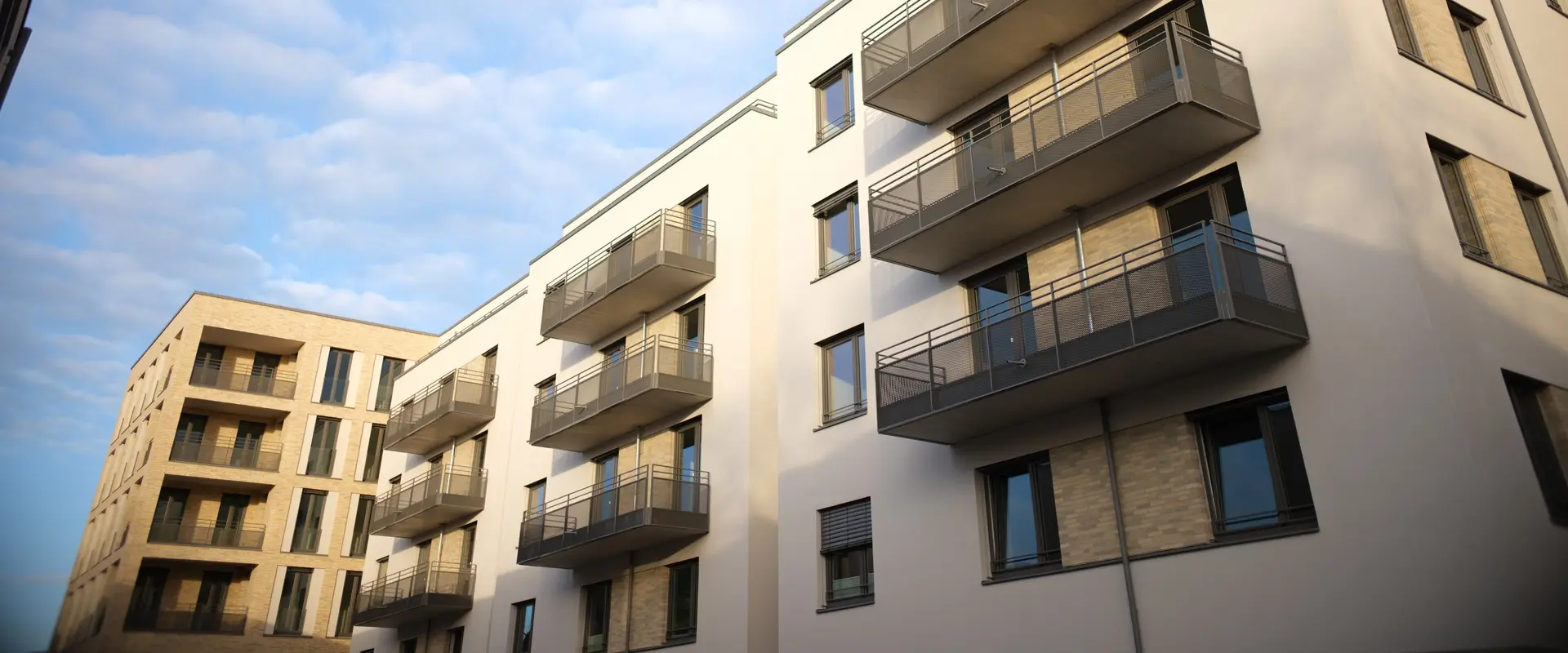 Gebäudekomplex vom Quartier St. Leonhard in Braunschweig. Helle Häuser vor blauem Himmel