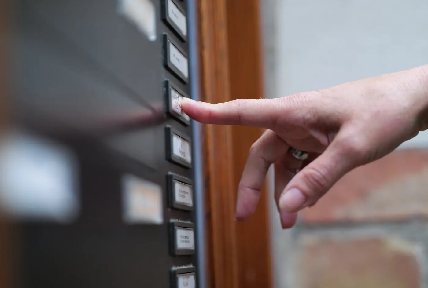 Ambulantes Wohnen. man sieht eine Hand, die an einer Wohnung klingelt.