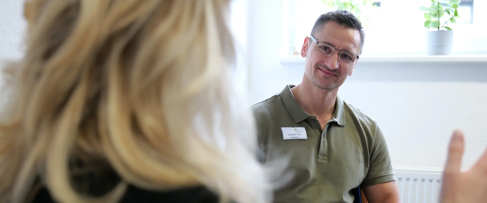 Beratungsgespräch zwischen einem Mitarbeiter und einer Klientin 