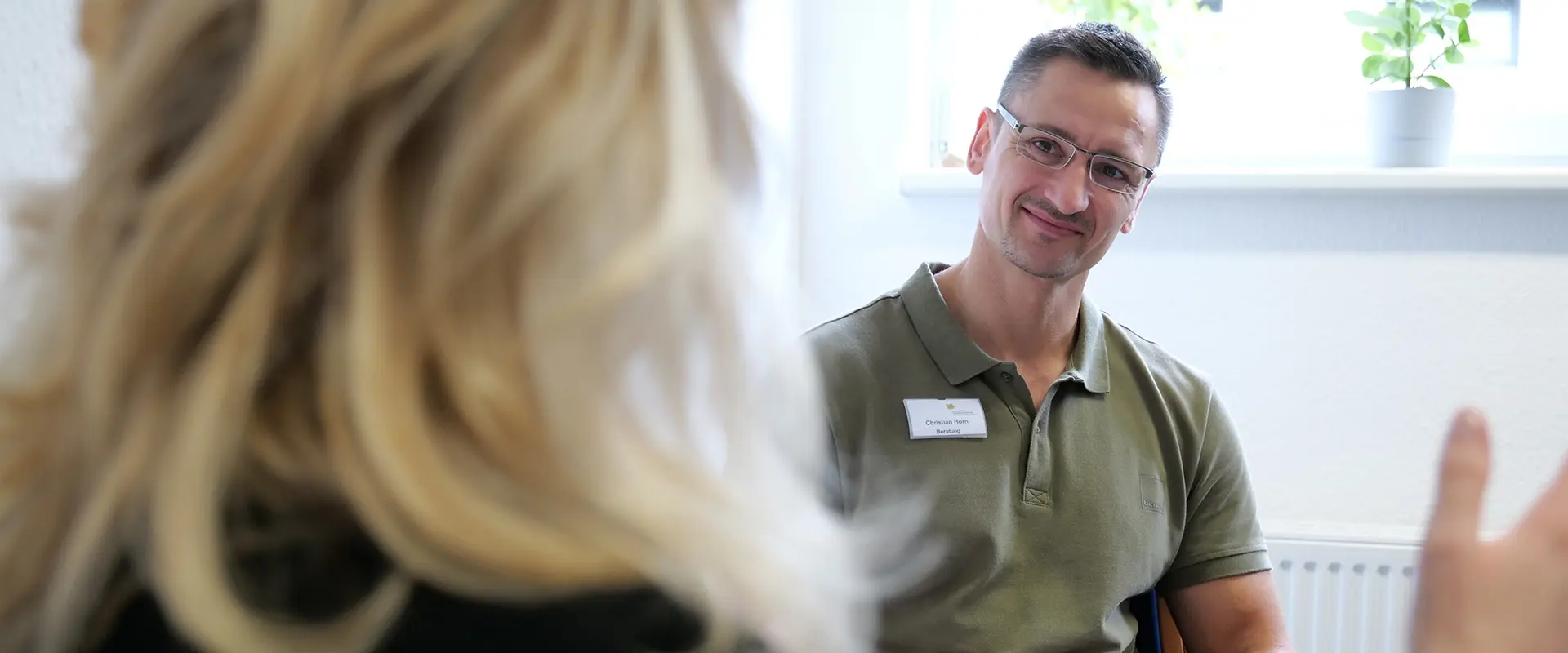 Beratungsgespräch zwischen einem Mitarbeiter und einer Klientin 