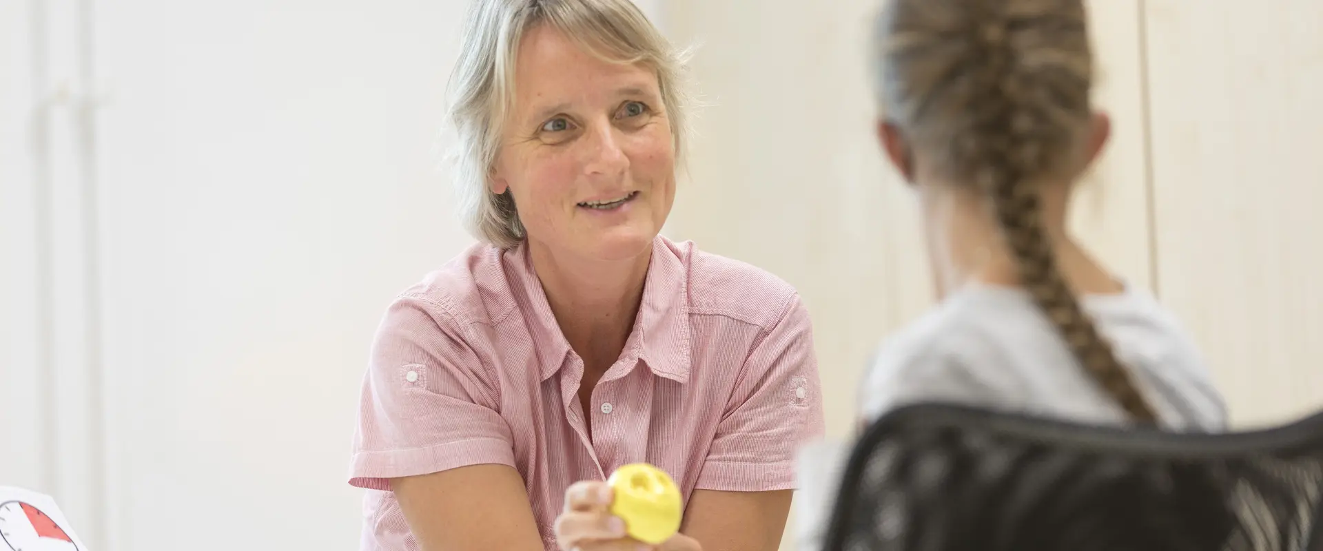 Ärztin spricht mit einer Patientin im MZEB in Braunschweig.